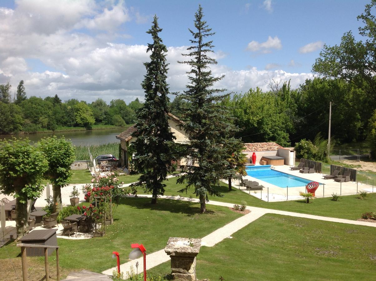 Chateau De Courtebotte Saint-Jean-de-Blaignac Bagian luar foto